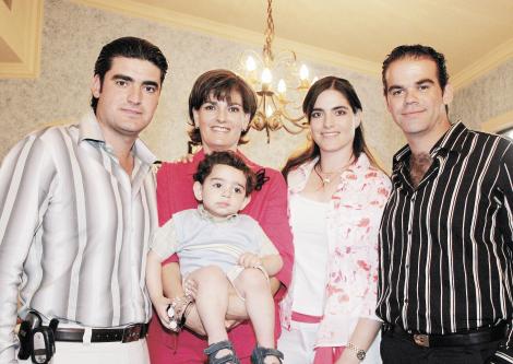 Al centro Ruth Humphrey de Ramos, sus hijos Fernando Ramos, Gustavo y Paola Gallegos y su nieto Gustavo Gallegos Ramos