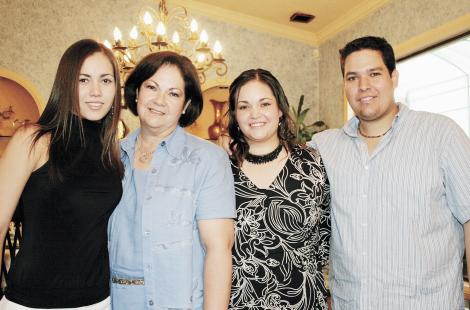 Al centro Clara María Humphrey de Martínez y sus hijos Clara María, Daniela y Julio Alberto