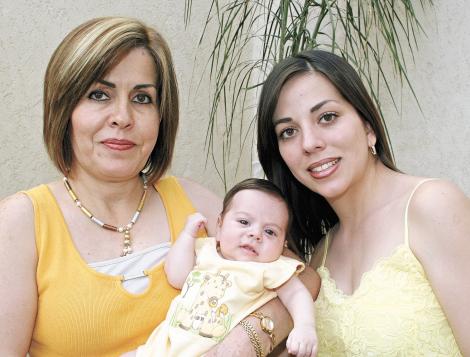 Tres generaciones: Ana Tere Martínez de García con su hija Ana Tere García de Torres y su nieto Luis Genaro Torres García.