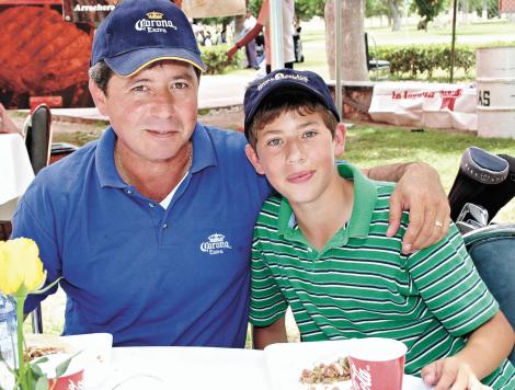 Guillermo Saldaña con su hijo Guillermo