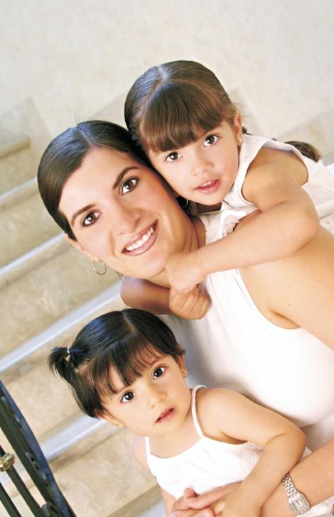 Adriana Martínez de Bartheneuf con sus hijas Valeria y Andrea