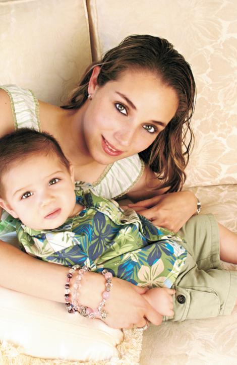 Lizeth Canedo de Bartheneuf con su hijo Lalito