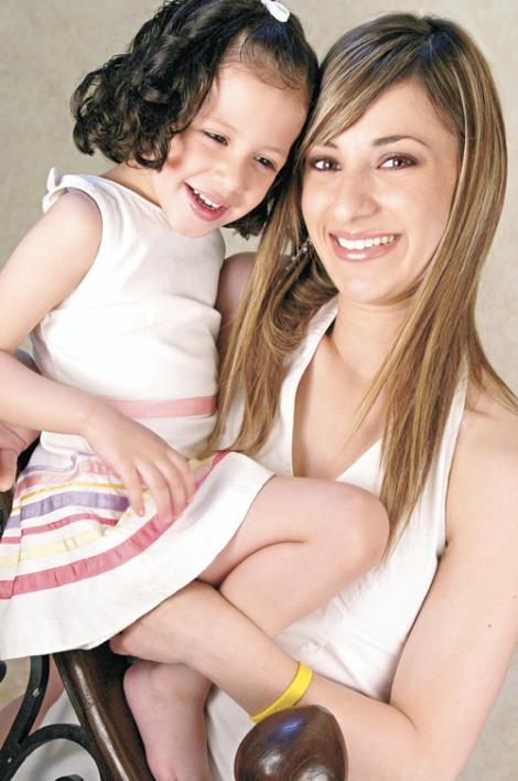 Elizabeth Gibert Lambros con su hija Isabella