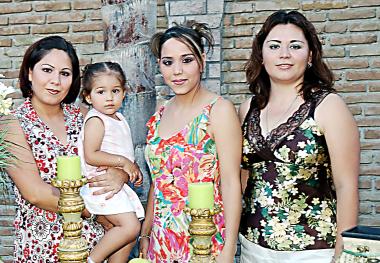 Karla Siberia Salazar Ganem, acompañada de asistentes a su fiesta de despedida.