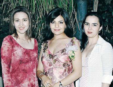 La festejada Lizy Galiano con sus amigas Alejandra Recio y Lupita Becerra.