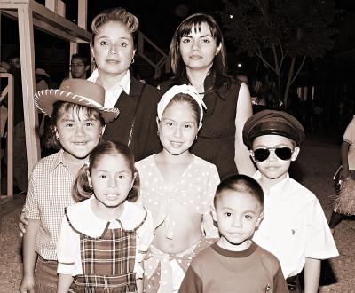 Andrea, Natalia, Giovana y Víctor acompañados de sus mamás Antonia y Leticia.