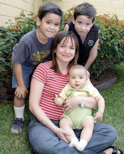 Sara Alicia de Rivera de Del Valle y sus hijos David, Diego y Daniel.