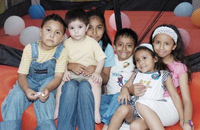 Carlos Luna Santos acompañado por un grupo de amiguitos, el día que celebró su segundo cumpleaños.