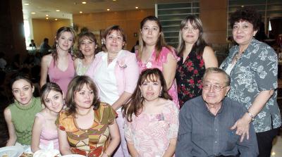 Con Motivo del Día de las Madres, el señor rafael Rosales invitó a comer a sus hijas martha, Lily, Magdalena, Lety, Cecy, Blanca, Laurae Idalia, y nietas