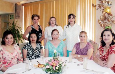 Francine Monette, Juana de Gómez, Xóchitl de García, Lorena de Fisher, Lily de Fuentes, Paty de Meléndez y Esperanza de Carreón en reunión en honor de Pilar de Ramírez.