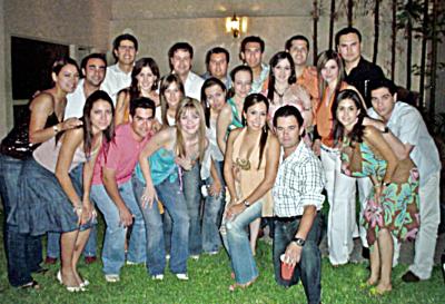 Gerardo Murra y Vicky Ibargüengoitia con un grupo de amigos en su despedida de solteros.