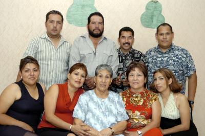 Señora Mercedes Vázquez, en compañía de sus hijos Meny, Memo, Armando, Agustín, Josefina, Esperanza, Virginia y Ana.