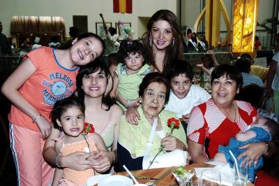 Sra. Edurne Arestegui de Moreno, Mariángel Moreno, Ángeles F. de García, Rocío García, Valentina Hasler, Michelle Moreno, Allegra Arestegui, Allegra Hasler y Luis Fernando Moreno Arestegui.