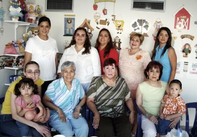 Brenda Román de Ortiz, Edith de 
16 de mayo 

Cuevas, Lety de Guzmán, Sandra de Guzmán, Marcela de Ortega, Dany de Uribe, Irma Uribe, Esther de Uribe e Imelda de Valdés.