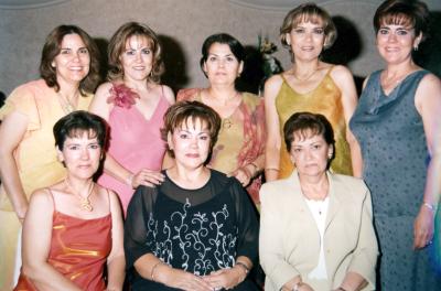 Lupita de Faudoa acompañada de sus hermanas Esperanza, Rogelio, Silvia, Angélica, Lourdes, Carmen y Cecilia Padilla Martínez en el festejo que le organizaron, con motivo de su cumpleaños.