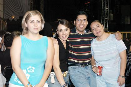 Claudia Montellano, Karla Guerrero, Pablo Salazar, y Miriam de Salazar, asistentes al concierto de Miguel Bosé.