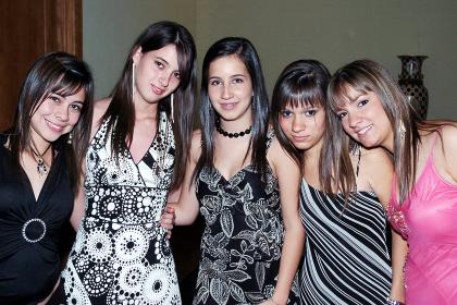 Brenda, Yola, Mónica, Lourdes y Mariana.