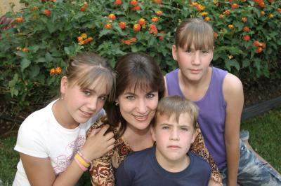 Gabriela Rivera con sus hijos  Gaby, Natalia, y Ángel, en reciente acontecimiento social.