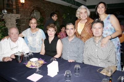 21 de mayo 

Edmundo Gurza, Luis Gurza, Carmelita de Gurza, Cosmo Garguiulo, Cecyr de Gurza, y Lolita de Garguiulo acompañados de María de la Luz Gurza, en la fiesta que se le ofreció con motivo de su cumpleaños.