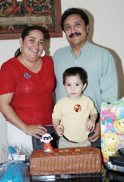 Carlos Luna Santos el día de su piñata en compañía de sus papás Rosario Santos Guzmán y Carlos Luna Chávez