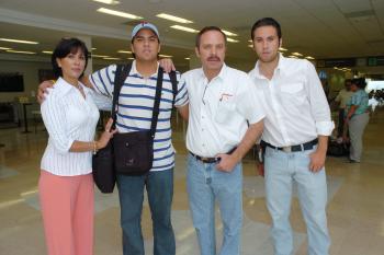 David Nahle viajó a Beirut y lo despidieron Sergio Nahle, Mari Carmen de Nahle y Hazan Nahle.