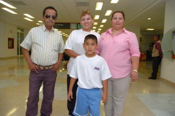 21 de mayo 

Lucía Hernández y Patricia Valenzuela, viajaron a Los Ángeles y los despidieron Jesús Valenzuela y Jocksan Valenzuela