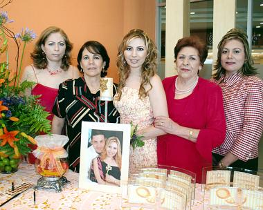 Lorena Michel junto a las organizadoras de su fiesta de despedida de soltera, Lily Michel de Fuentes, Sara de Galarza, María Odila Návar de Michel y Yolanda Michel de Montemayor.