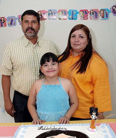 Con una alegre fiesta , María Cristina Almaraz Martínez fue festejada por sus papás, Juan Almaraz y Lupita de Almaraz.