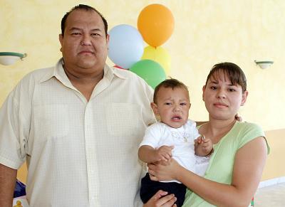 El pequeño Óscar Antonio Castillo Saucedo en compañía de sus papás, Óscar Ricardo Castillo Salas y Carmen Saucedo