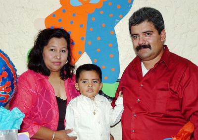 José Manuel Arzate Cervantes y Laura Adame de Arzate con su hijo Jesús Daniel Arzate.