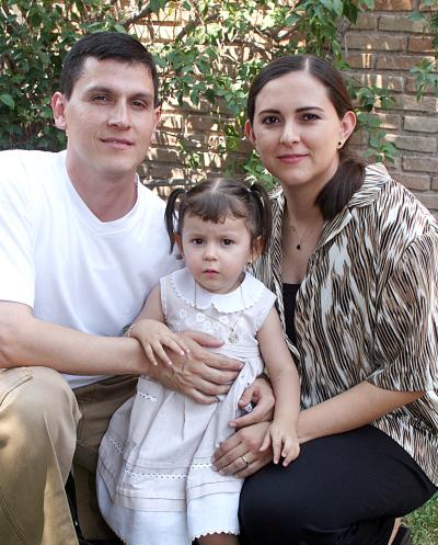 Mario Alanís Ramírez y Carmen Pérez de Alanís, con su hija Isabel Alanís Pérez, en reciente festejo.