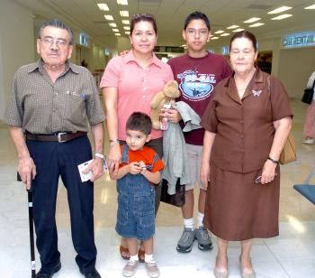 Luis Salas y Columba Jiménez viajaron a Tijuana y fieron despedidos por Sonia Salas, Isaías y Daniel Álvarez.