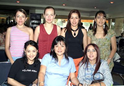 Lilia Rojas, Lucía Madero, Bárbara Mendiola, Beatriz Colores, Ana Reed y Claudia González le organizaron una fiesta de canastilla a Wendy Barrios de González.