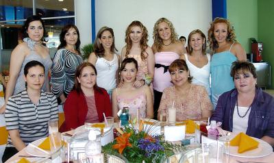 Lorena  Michel con sus amigas María Elena López, Martha de Castaños, Irma de Sánchez, Tere de la Fuente, Cristina de Beltrán, Rocío de Kuri, Olga Maturino, Lily de Lara, Mariana Merijil, entre otras.