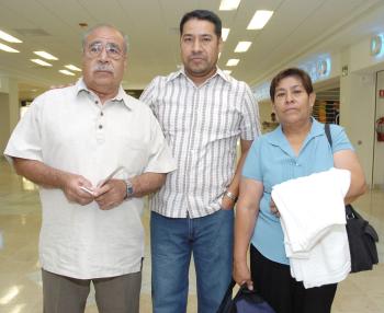 26 de mayo 
Santiago García y Teresa Villalpando viajaron al Distrito Federal y fueron despedidos por Javier García.