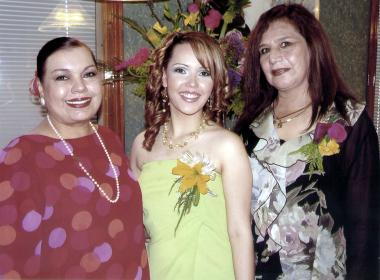 La futura novia, Brenda Anaya, con Rosa Alicia Arratia de Anaya y María Martínez de Herrera.