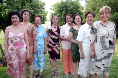 27 de mayo 

Raquel de Carvajal, , Esther Bonilla de Carvajal, Esther de De la O, Dolores Soto de Carvajal, Sandra Carvajal, Marisa Carvajal y Lucía de Rodríguez le ofrecieron  una despedida de soltera a Laura Esther Carvajal.