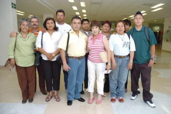 Lupita, Manuel, Lourdes, Genoveva, Javan, Félix, Esperanza, Marín y Gabriela, en el aeropuerto Francisco Sarabia