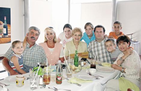 Isabel Teele con sus hijos Manuel e Isabel, Eduardo y Tere, y sus nietos Paulina, Fernanda, Pablo, Manolo e Isabela