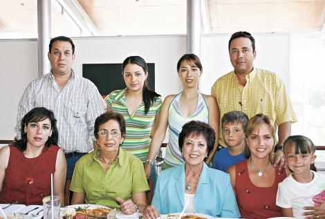 Humberto Martínez Payán, María Elena Rodríguez, Verónica Martínez, Javier Martínez Payán, Laura Cuerda de Martínez, Lupita de Martínez, Lucy de Nieto, Bety de Martínez, Javier Martínez, Bety Nieto de Martínez y Andrea Martínez