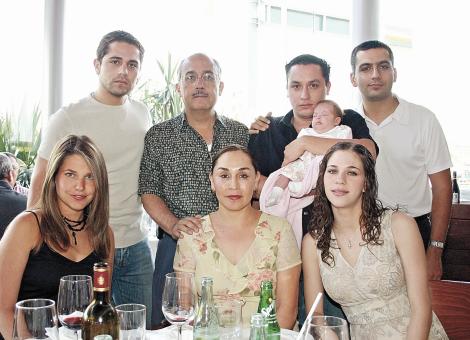 Roberto, Rogelio, Carlos, Valeria y Roger Barrios; Gaby, Lupita y Elena de Barrios