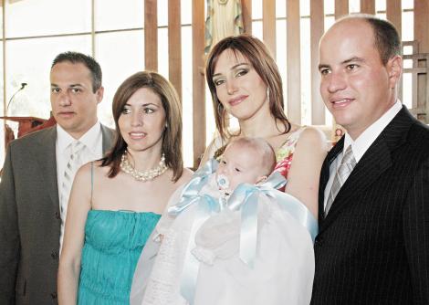 Los padrinos: Eduardo Ibarguengoytia y Katia Madero de Ibarguengoytia, el pequeño Eugenio con sus padres Valeria Russek de Villarreal y Federico Villarreal