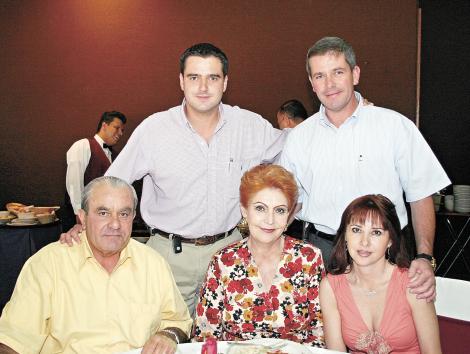 FESTEJANDO A MAMÁ
 
Alberto y Marcelo Torres, Marcelo Torres, Beba de Torres e Iliada de Torres