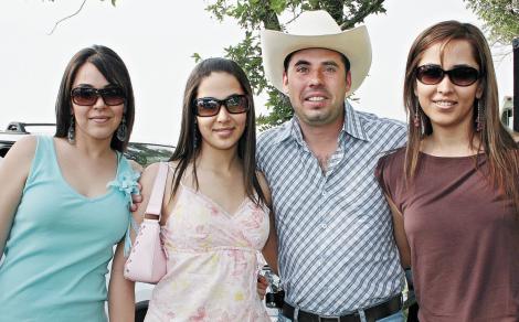 Gloria y Vero Batres, Lalo Herrera y Karina Batres