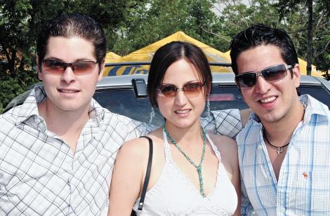 FIESTÓN DE GRADUACIÓN
Charly Madero, María Emilia Jiménez de Madero y Rogelio Montes de Oca