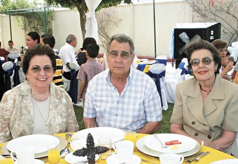 Frida R. de González, Alfredo González y Gloria G. de Villanueva