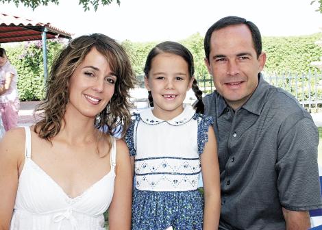 Ana Carmen T. de Sesma y Eduardo Sesma con su hija