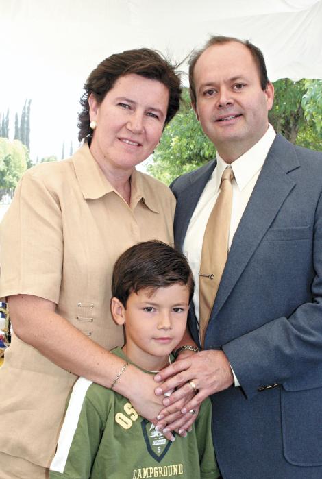 Franz y Claudia Von Bertrab celebrando la primera comunión de su hijo Franz