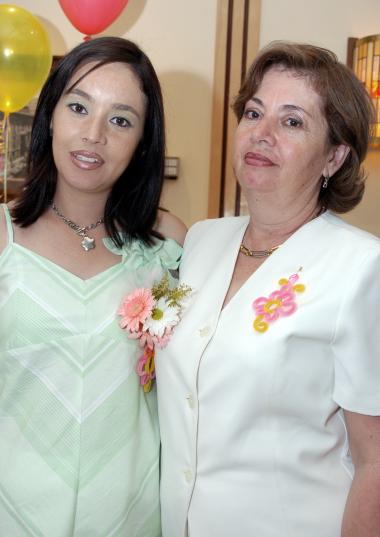 Laura Verónica Soto de Gitiérrez junto a su mamá, Laura Vela de Soto, el día de su despedida de soltera.