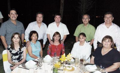 Jorge y Lourdes Cepeda, Javier y Esther Bartoluchi, Lupita y Rogelio Barrios, Jorge y Rafel Márquez y otra pareja.